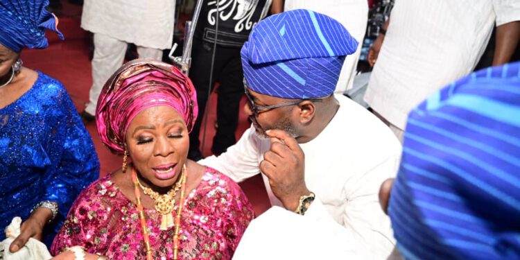 KENDOO FELICITATES WITH IYALOJA GENERAL OF OSHODI, PROMISES TO PROMOTE SAFETY AND HARMONY AMONG MARKET MEN AND WOMEN WHEN ELECTED