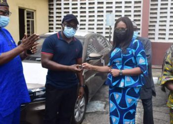 SANWO-OLU PRESENTS OFFICIAL CARS TO UNION LEADERS