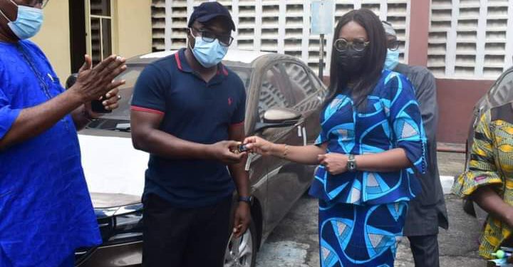 SANWO-OLU PRESENTS OFFICIAL CARS TO UNION LEADERS