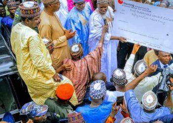 2023 Governorship: 179 clubs, associations present N50m cheque for Zulum’s form