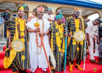 Saki: HONOUR RIPPLES AND THE FACTS