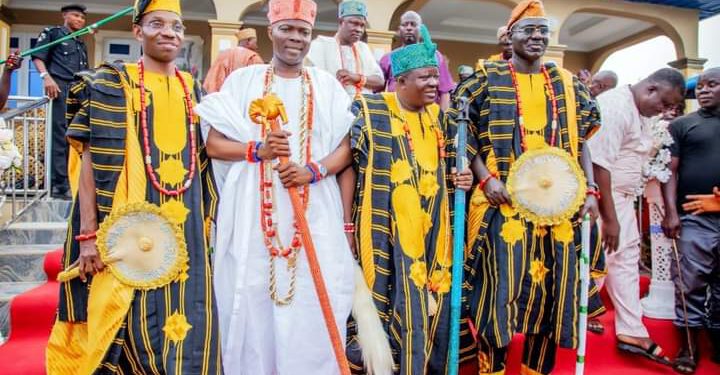 Saki: HONOUR RIPPLES AND THE FACTS