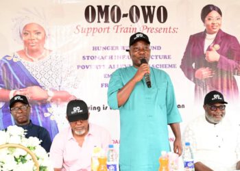 Ayobo-Ipaja LCDA: Azeezat ‘Omo – Owo’ Dole Out Cash Gifts To Residents, Party Members