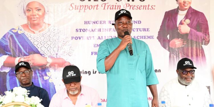 Ayobo-Ipaja LCDA: Azeezat ‘Omo – Owo’ Dole Out Cash Gifts To Residents, Party Members