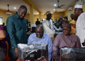 Xmas/New Year: Razaq Ajala ‘Showers’ Teachers, Non-teaching Staff, Police Officers With Naira In Odiolowo/Ojuwoye