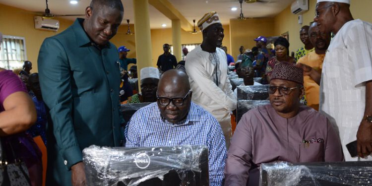 Xmas/New Year: Razaq Ajala ‘Showers’ Teachers, Non-teaching Staff, Police Officers With Naira In Odiolowo/Ojuwoye