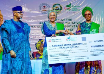 NIGERIAS FIRST LADY’S RENEWED HOPE INITIATIVE, SUPPORTS WOMEN FARMER