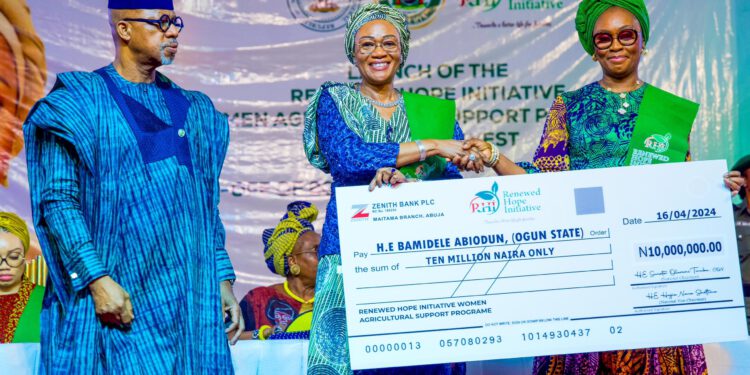NIGERIAS FIRST LADY’S RENEWED HOPE INITIATIVE, SUPPORTS WOMEN FARMER
