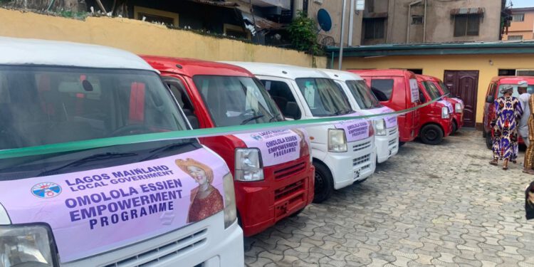 AYODEJI RILWAN TINUBU APPLAUDS HON. OMOLOLA ESSIEN ON THE DONATION OF MINI BUS TO THE YOUTH