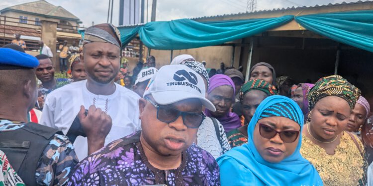 October 1: NIWA MD, Oyebamiji Welcomes Over 500 Opposition Party Members to APC In Ikire