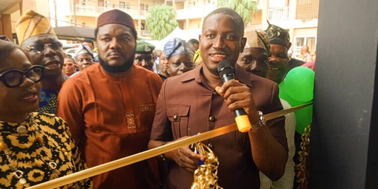 Praises For Ajala As Odiolowo/Ojuwoye Inaugurates Rehabilitated Office Block At Mushin Gen Hospital