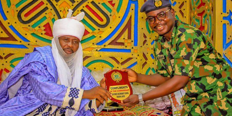 AIR FORCE SECONDARY SCHOOL COMMANDANT PAYS COURTESY VISIT TO SERIKI ALIMOSHO PALACE: PRESENTS COMPLIMENTARY PLAQUE