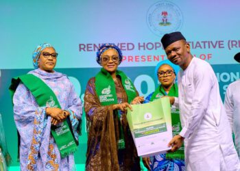 FIRST LADY OLUREMI TINUBU FLAGS OFF DISTRIBUTION OF PROFESSIONAL KITS TO MIDWIVES IN SOUTH-SOUTH NIGERIA